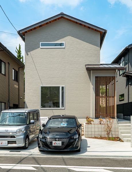 スキップフロアで暮らしが広がる、木の温もりの家